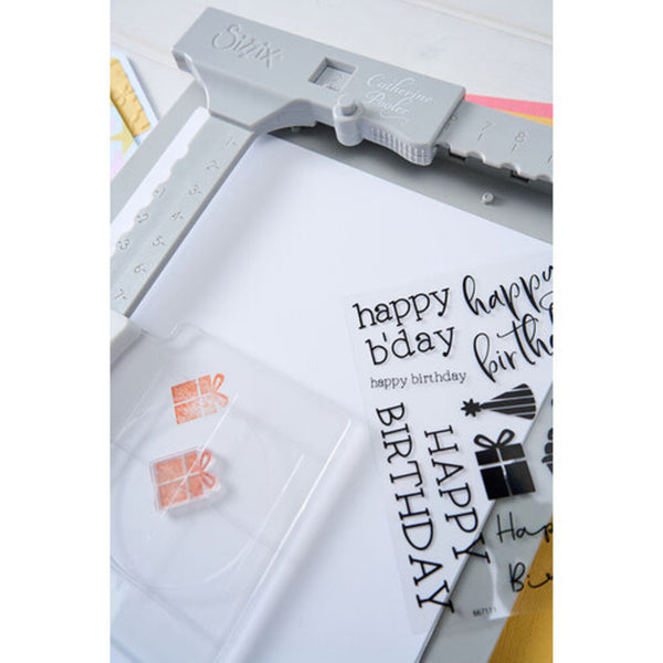 Stempel mit 'happy birthday' Schriftzug und Stempelkissen auf einem weißen Untergrund